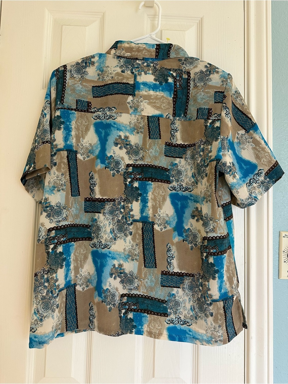 vintage Donnkenny Petite Large blouse featuring a blue, beige, gray patchwork - Picture 3 of 6